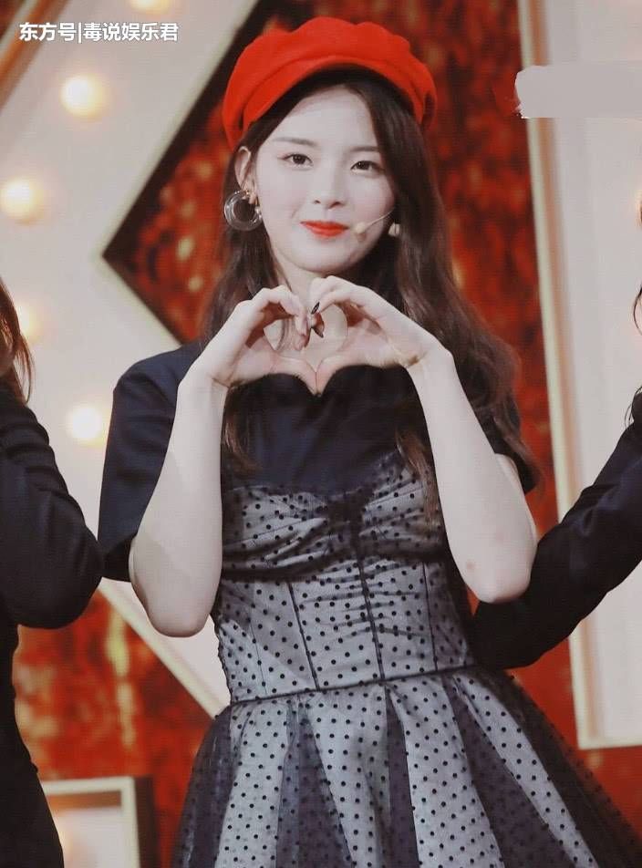 杨超越穿公主裙土掉渣，第一次见抹胸裙+黑t，很钢铁直男了!