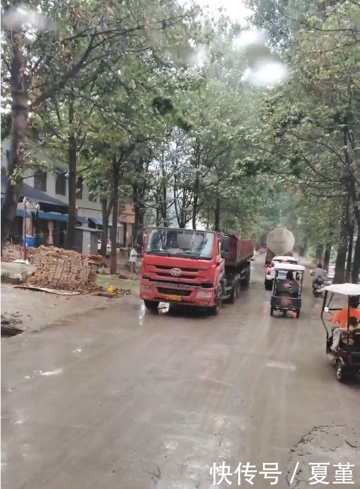  [眼界]河南封丘：公路上惊现“平头车”，专门对付限高杆，令人