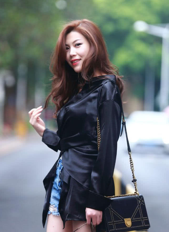 成熟小姐姐穿超短裤秀出修长美腿，一双玉腿很晃眼