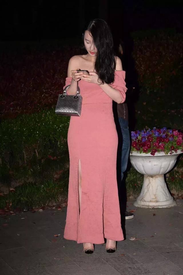 粉色一字肩开叉长裙搭配复色高跟鞋，柔美复古高贵奢华