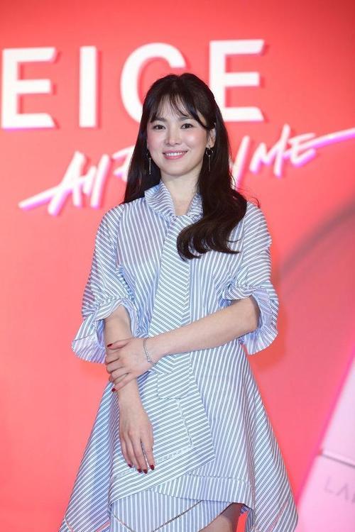 宋慧乔麒麟臂比蒋欣还严重，机场里只能穿宽松衣服了！