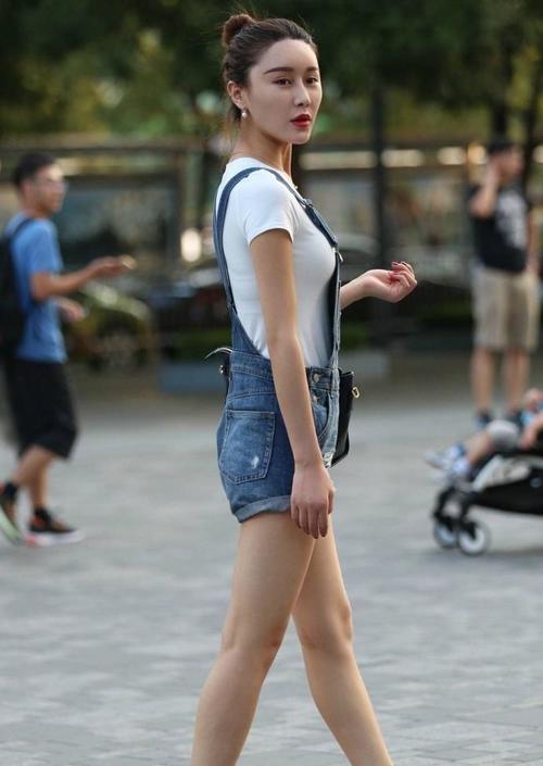 路人街拍，都市女性穿着清凉又时尚，身材高挑举手投足流露出自信