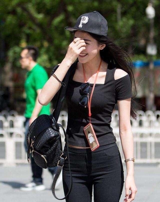 白皙:街拍:小姐姐穿露脐吊带,白皙腰肢很迷人,牛仔短裤增添青春气息
