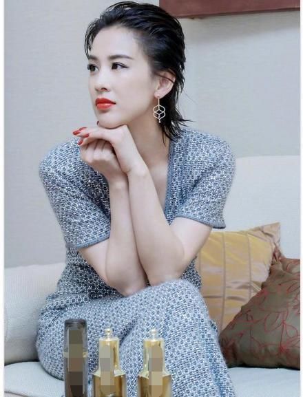 黄圣依长裙只穿一半，就出席活动，看了她的腿，男人都怀疑人生！