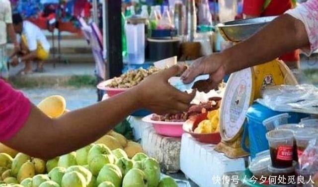 在泰国旅游, 女孩刚要接水果老板递的手套, 被导游拉住: 不要接!