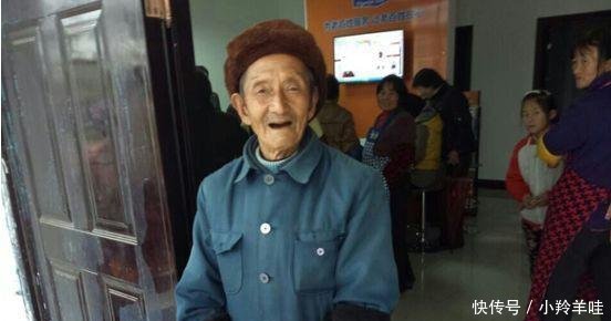 目前, 农民的账户上应该多出两笔钱, 最少1000元, 没领的找村干部