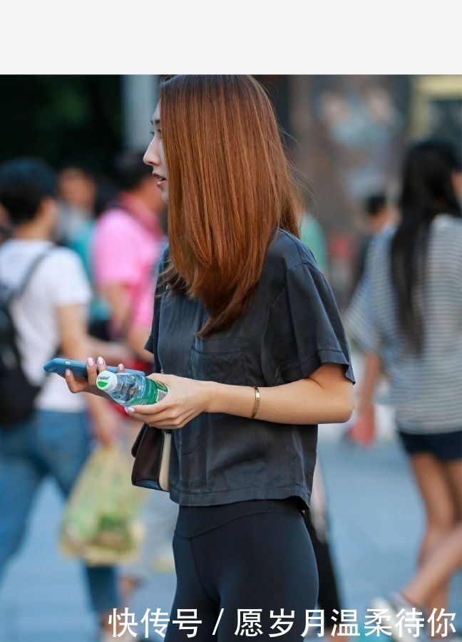 「让自己」美女街拍:高挑靓丽的小姐姐,灰衬衫搭配牛仔短裤,女神范儿十足