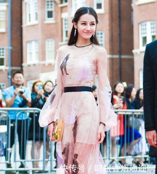 迪丽热巴太皮了，全身挂满鲜花竟好看到爆，是花仙子本人没错了！