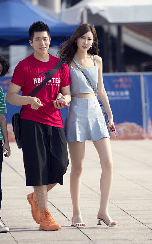 路人街拍:纯色吊带短款上衣+高腰半身裙，休闲时尚显气质