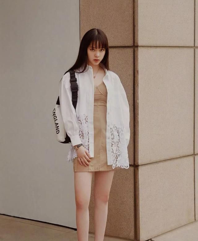  「个性」初夏怎么穿才好看?2020年流行外套+吊带裙,青春减龄,个性十足