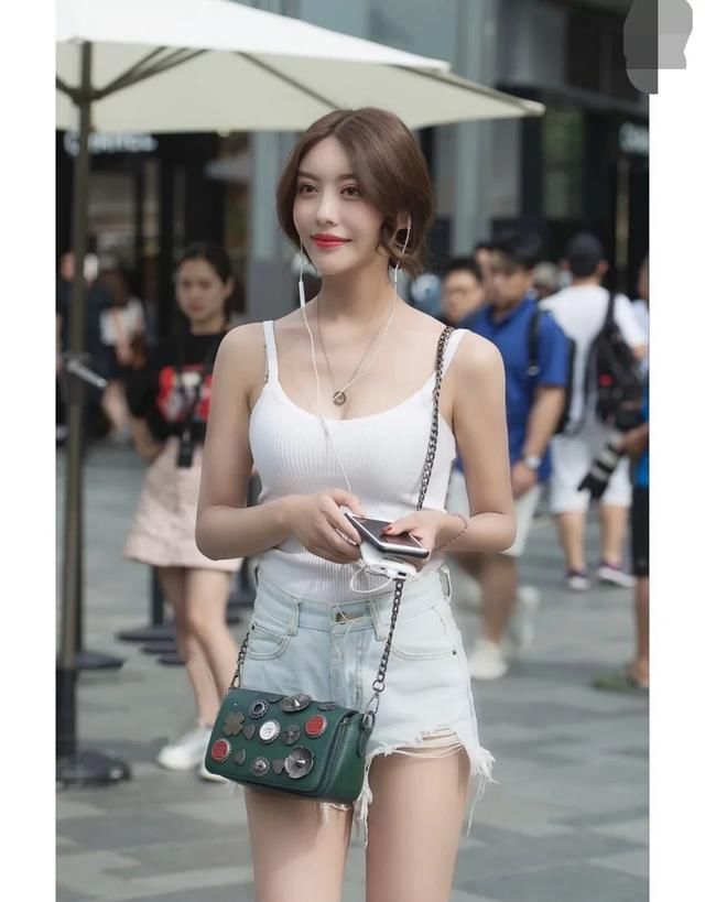 关键:街头潮女的时尚美搭,个性很重要,好身材才是关键