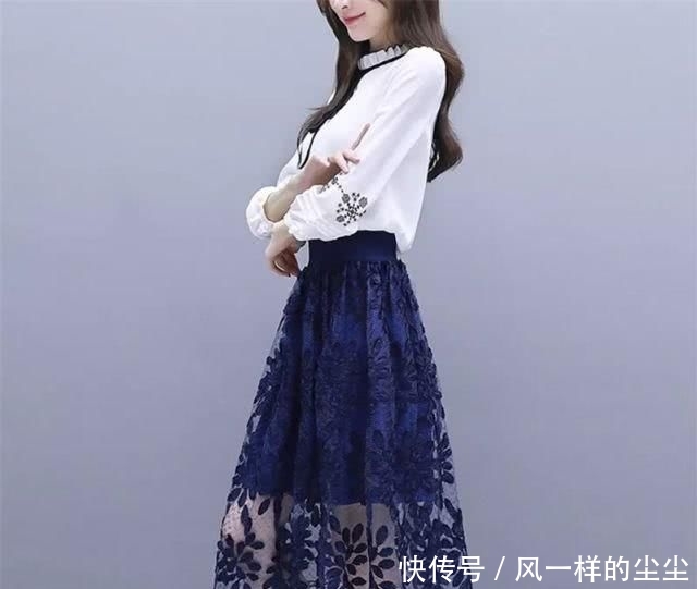  优雅：女人再美，别穿花枝招展！“小香风”春裙＋平鞋，衬得高雅又减龄