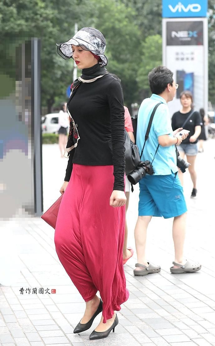 街拍:九头身美女，这个身材比例太让人羡慕