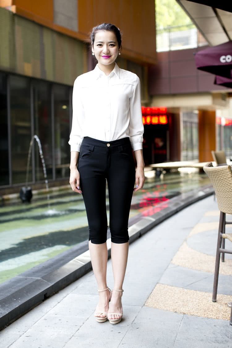 路人街拍,小姐姐的穿搭非常的有新意,一头小短发干净唯美