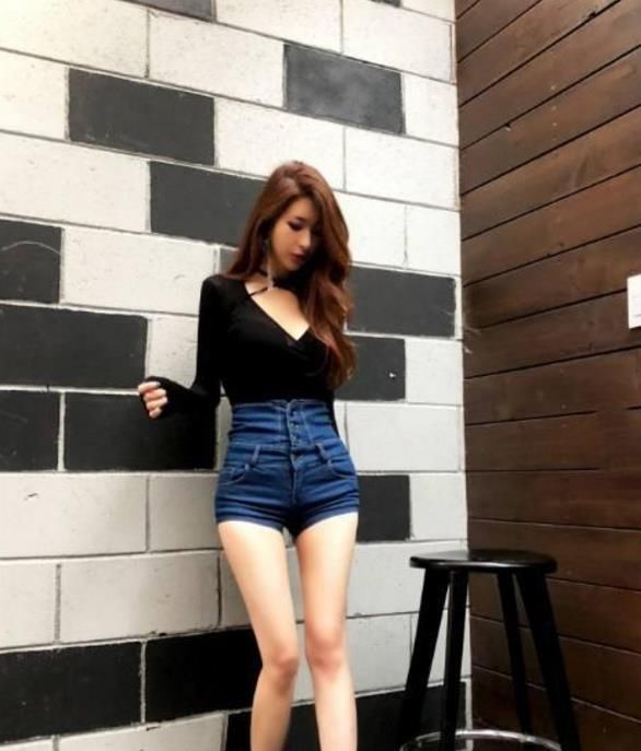 简约时尚的牛仔裤美女,充满妩媚范儿,真漂亮