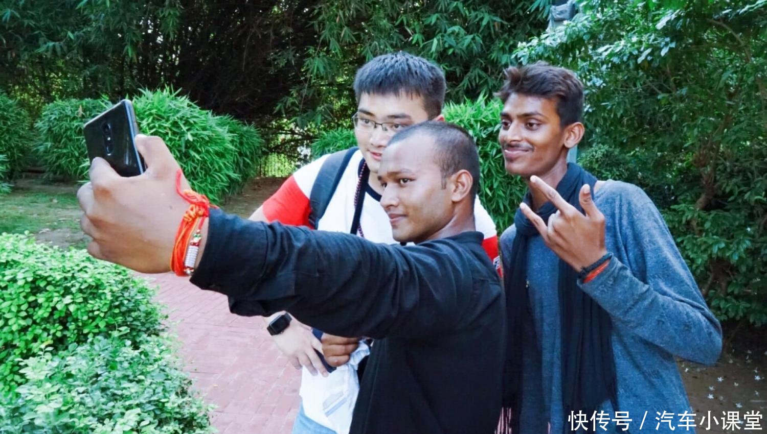 为什么印度人喜欢在街上抓中国游客拍照? 印度