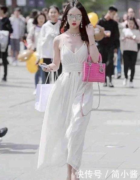 街拍：小姐姐身穿绿色的吊带紧身裙，举手投足间展现性感优雅魅力