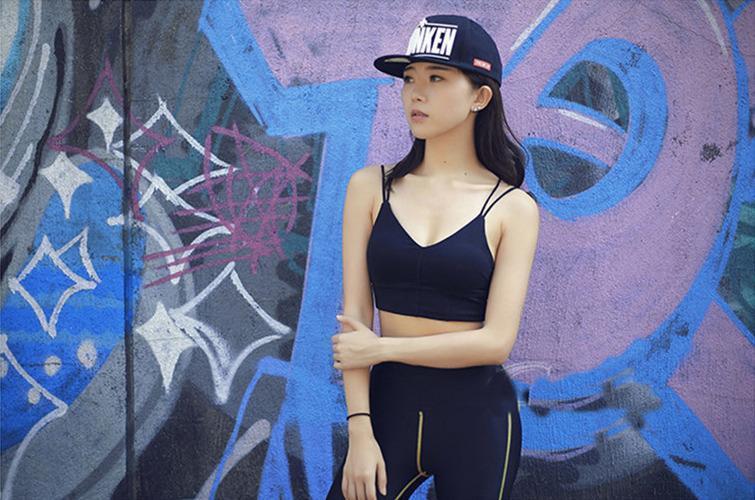 美女坚持健身 穿上吊带背心的瞬间 大家都眼睛亮了