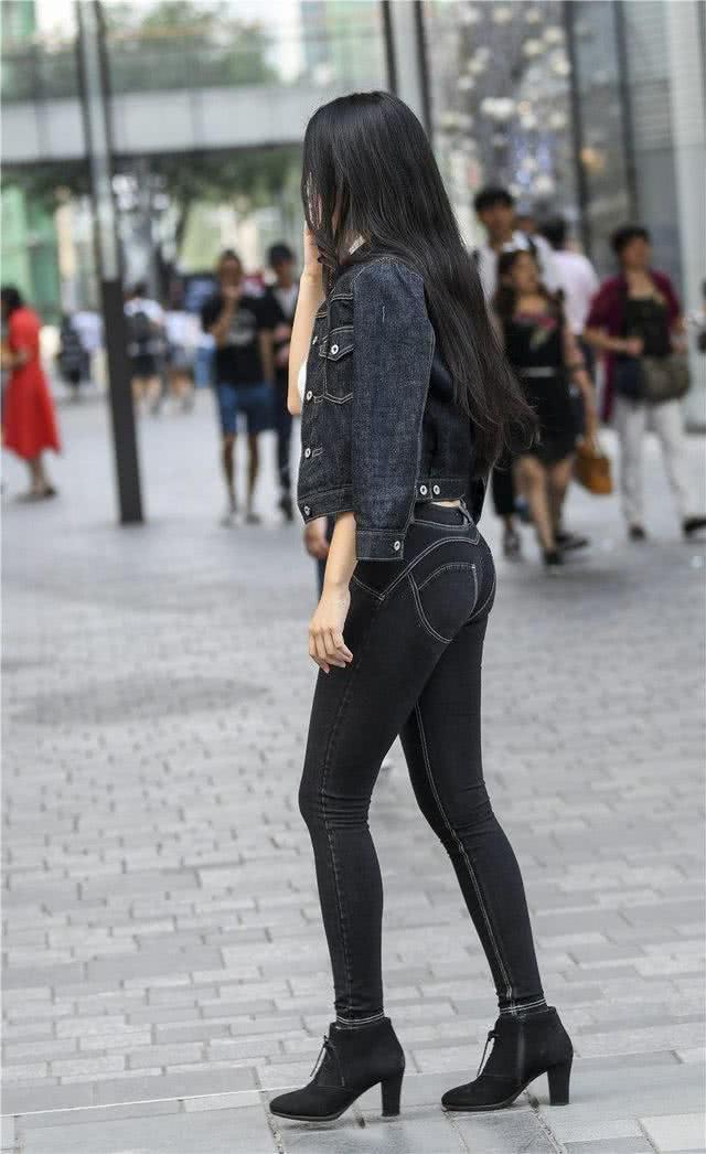 街拍:迷人的紧身牛仔裤,简单不失性感,圆润的曲线美吸睛无数!