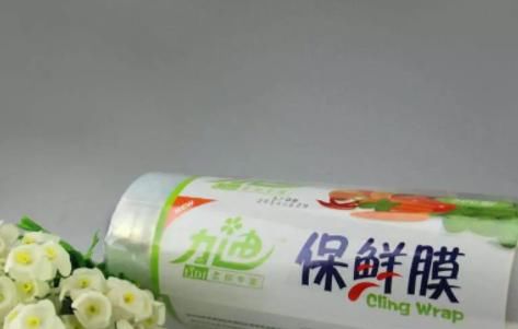 『保鲜膜』把保鲜膜包在脚上，没想到还有这作用，全家人都夸好