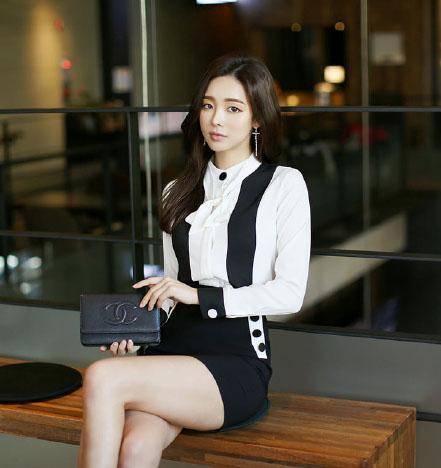 街拍：紧身包臀裙的穿搭参考，恰到好处的凸显了女人的线条感