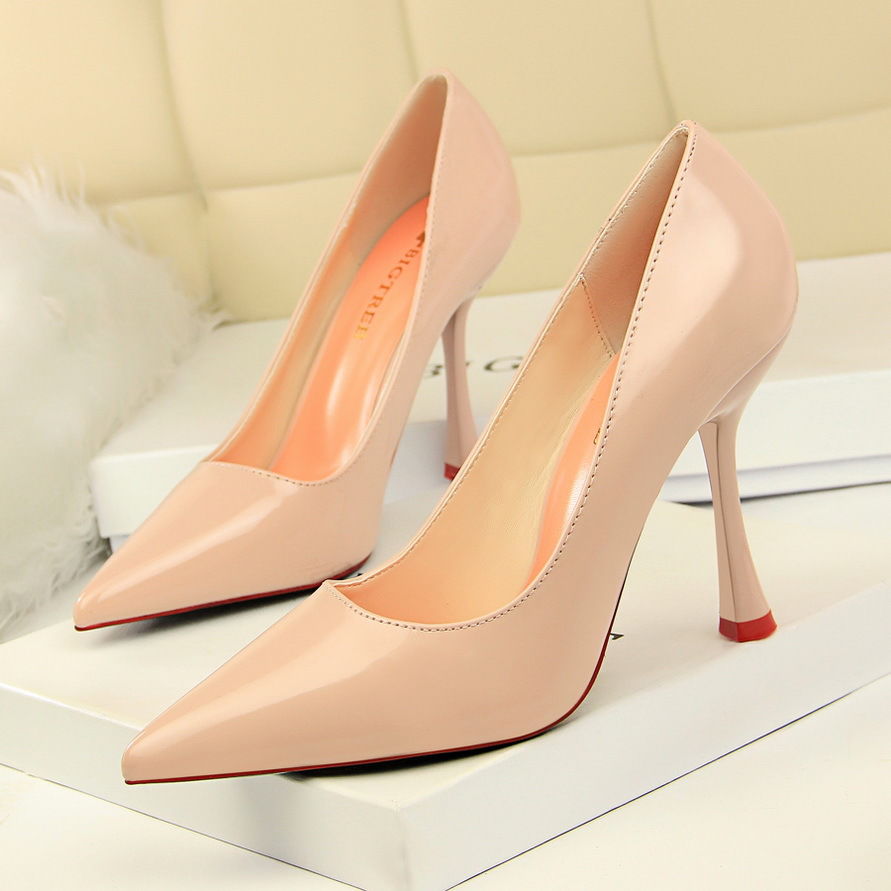 细跟尖头高跟鞋穿在脚上，做一个真正的女人，美的让人窒息