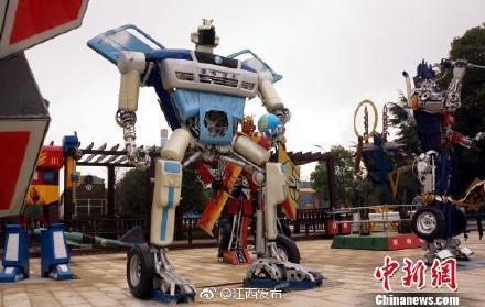 江西一钢铁厂工人废铁造“变形金刚”扮靓工厂