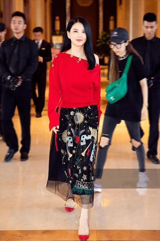 42岁李湘终于瘦了，露肩装美到犯规，网友：看着和24岁没差别