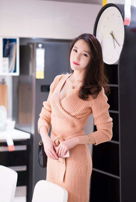 街拍：姑娘典型的网红长相，瓜子脸太好看了，看起来很养眼！