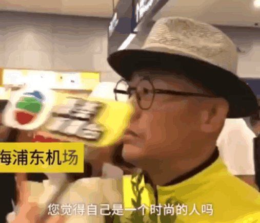 周立波案件水落石出，携太太回国首次露面，穿着时尚