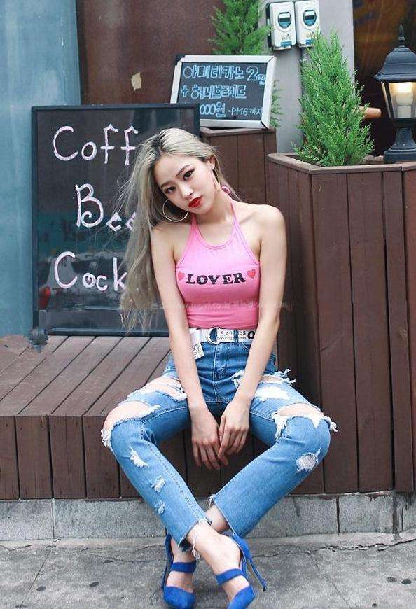 街拍: 牛仔裤美女, 腿部线条很流畅, 真是“妙不可言”的好身材!