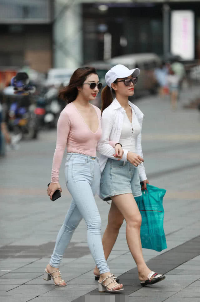 时尚姐妹花V领紧身衣绷出婀娜多姿的身材,优美曲线夺人眼球