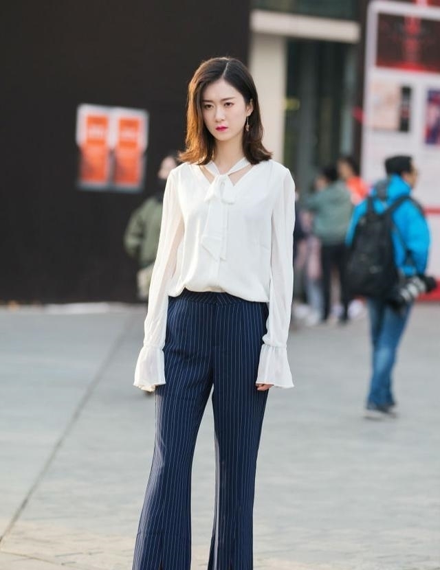  「气质更显」街拍微胖的小姐姐，选择紧身短裙，身材瞬间变得匀称紧致起来