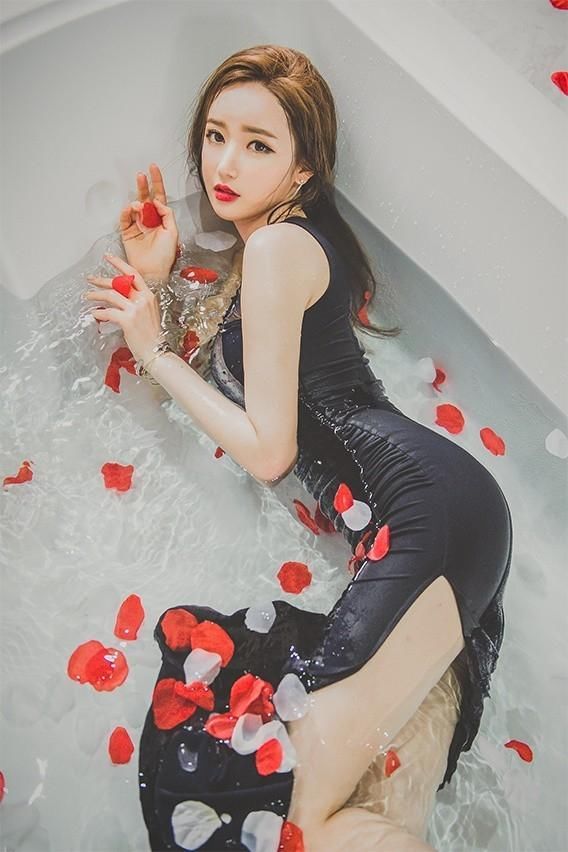 韩国气质女神李妍静穿紧身包臀裙，湿身美肌浴缸内拍诱惑写真！