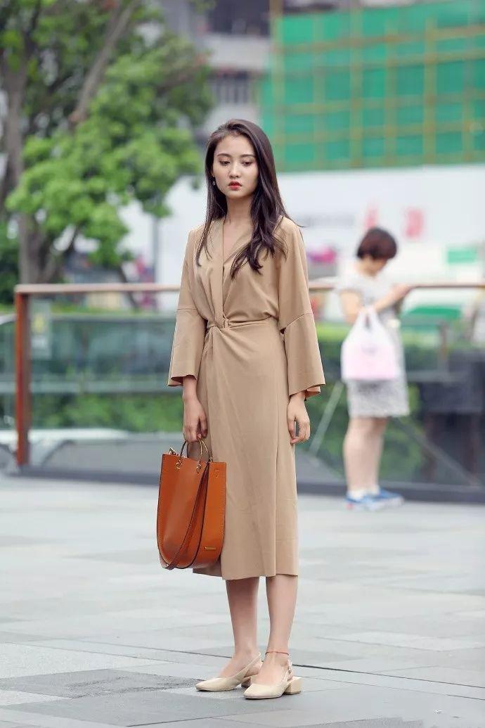 路人街拍: 穿着“睡衣”上街的小姐姐, 一举一动如同贵妇一般