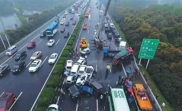  「大货车」高速公路行车时，安全要时刻放在第一位，这几种情况