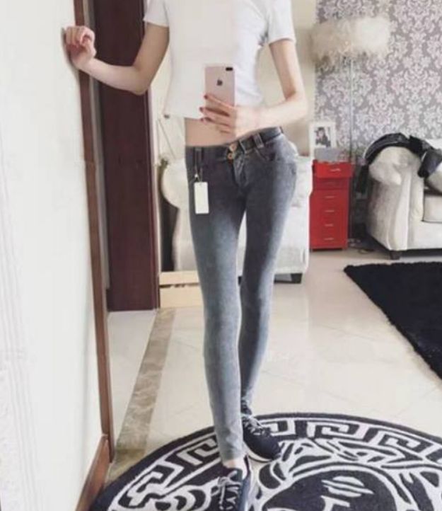 优雅高贵的牛仔裤美女，时尚又大气，展现女神姿态！