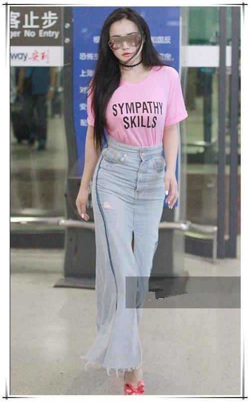 当96斤冉莹颖和104斤李冰冰同穿开叉牛仔裙，网友：画风如此尴尬