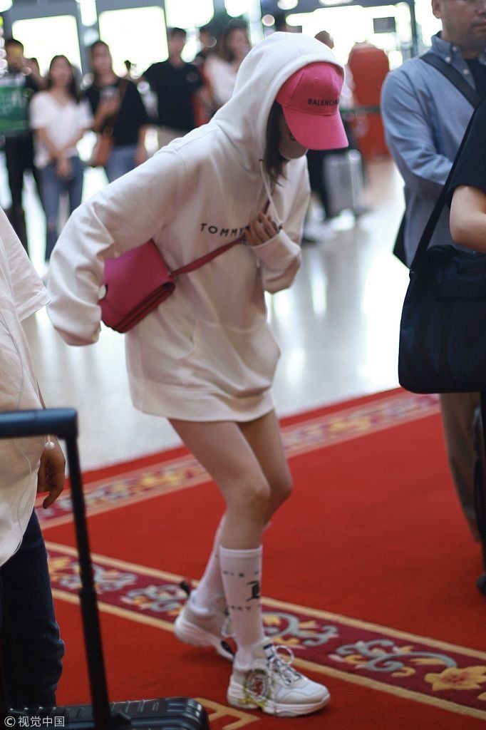 江疏影帽子口罩遮面但被美腿出卖 蹲地系鞋带雪白长腿抢镜