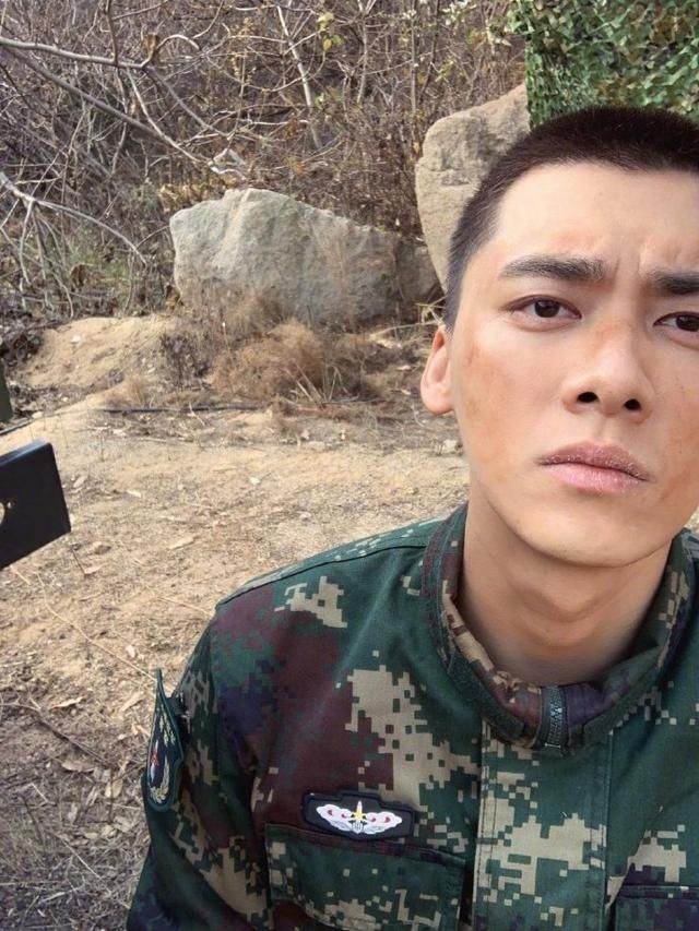 李易峰参加火箭军婚礼