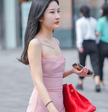  #倾城#一貌倾城的小姐姐,一条灰色百褶裙,时尚曼妙好身姿!