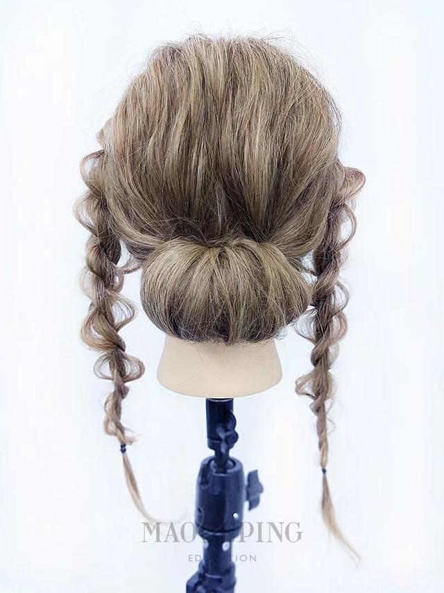 蓬松低发髻怎么扎 两股辫盘发教程图解