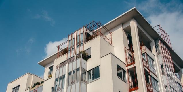  买房|城里买房好还是农村盖房好？以后谁过得更舒坦？看看过来人