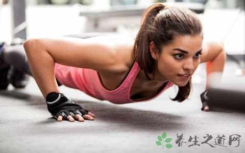 怎么样才可以做俯卧撑 t01a78ab35f143a0002.jpg