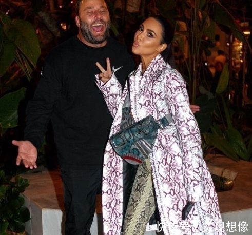 「 卡戴珊」贴身设计展示3D身材,一般人真穿不了,卡戴珊穿“蛇皮裙”现身