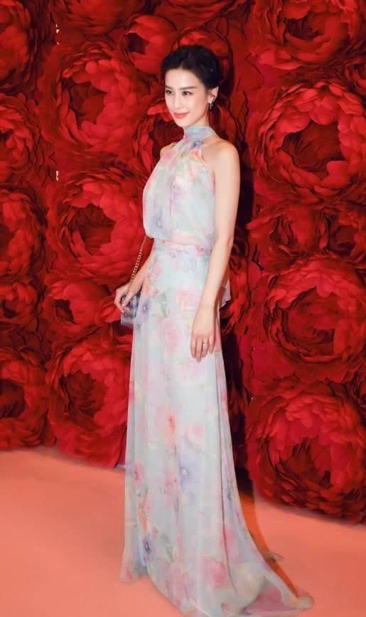「 肚兜」对镜甜笑美成画报，黄圣依这是放飞自我了？穿“肚兜裙”秀香肩