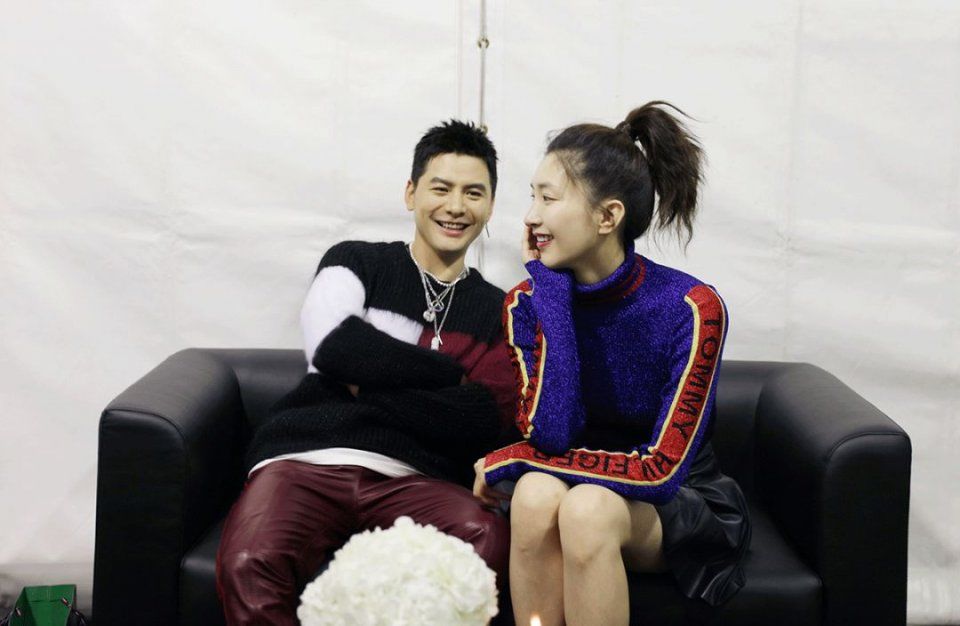 看热闹 | 这些人跑到黄浦江边比谁钻石大，你猜比伯嫂的排第几?