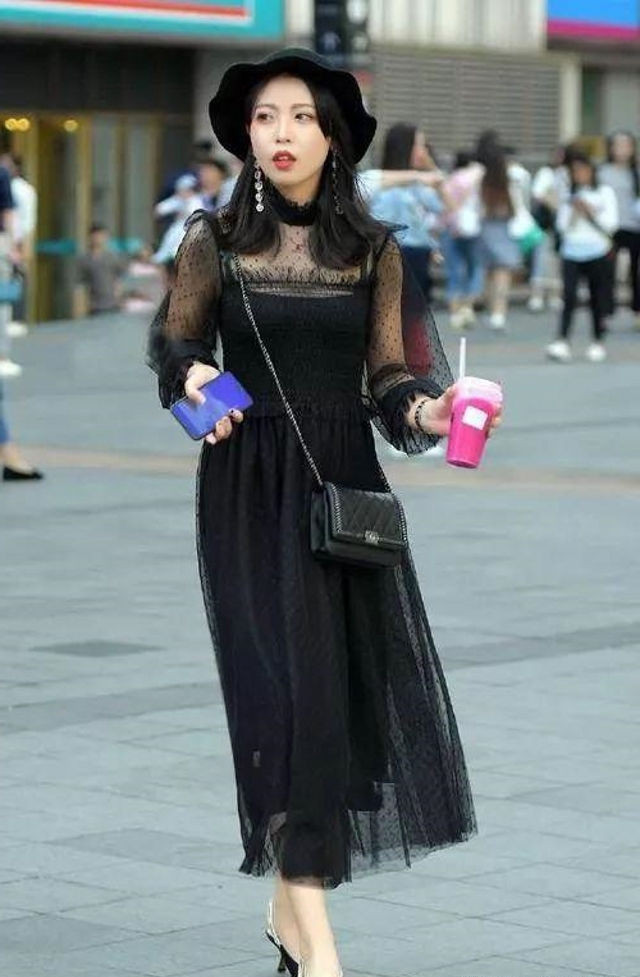 气质|靓女婀娜时髦, 穿背带牛仔裤很显文艺