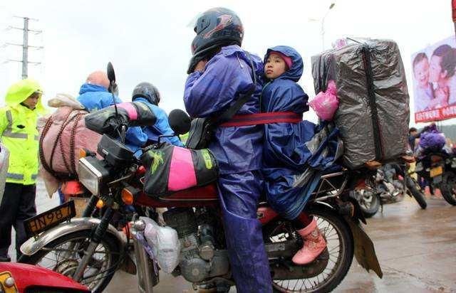 专家纳闷“摩托军团”咋又来，农民工总结三点，怒斥伪专家，痛快