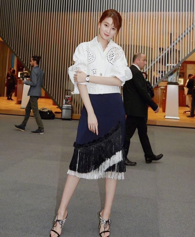 乔欣穿缩水上衣现身机场，若隐若现，“心机”够深啊！